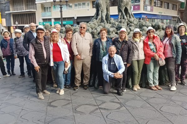 Foto de família dissabte al matí. Tothom a punt per començar la Trobada.